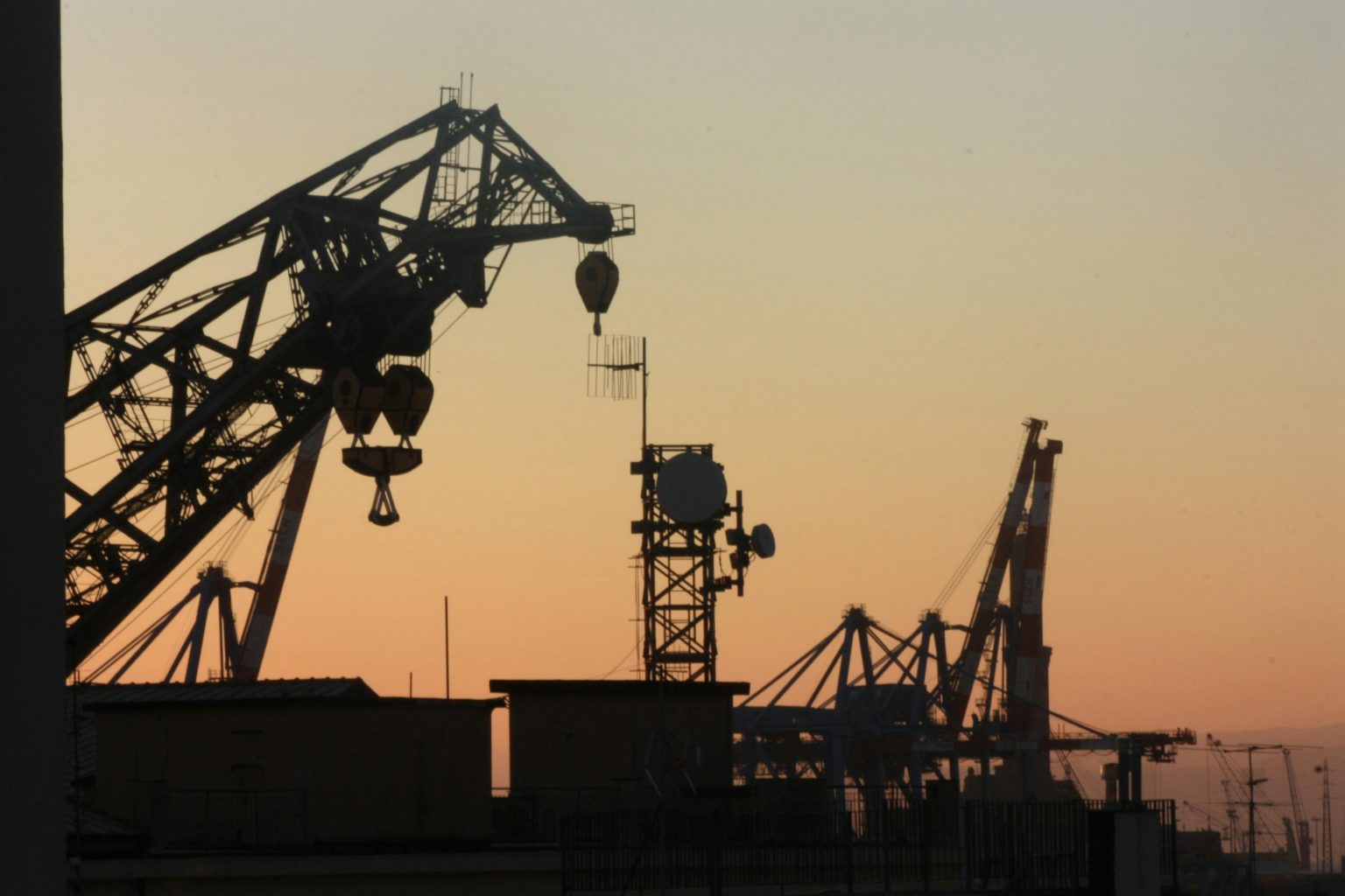 Per una storia della contrattazione collettiva in Italia/270 – L’accordo di rinnovo del CCNL Energia e Petrolio: tra aumenti economici e novità normative