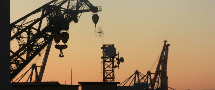 Per una storia della contrattazione collettiva in Italia/270 – L’accordo di rinnovo del CCNL Energia e Petrolio: tra aumenti economici e novità normative