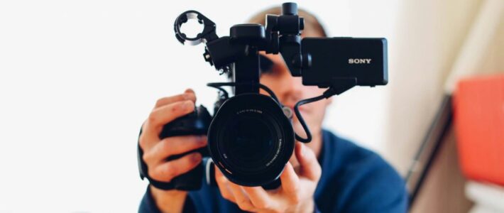 Per una storia della contrattazione collettiva in Italia/307 – CCNL per i dipendenti dell’industria Cineaudiovisiva: dopo lunghe trattative, sciolta la riserva sul testo di rinnovo